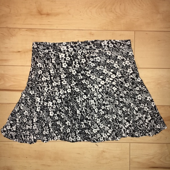 Forever 21 Dresses & Skirts - Black and white floral half zip pleated skirt